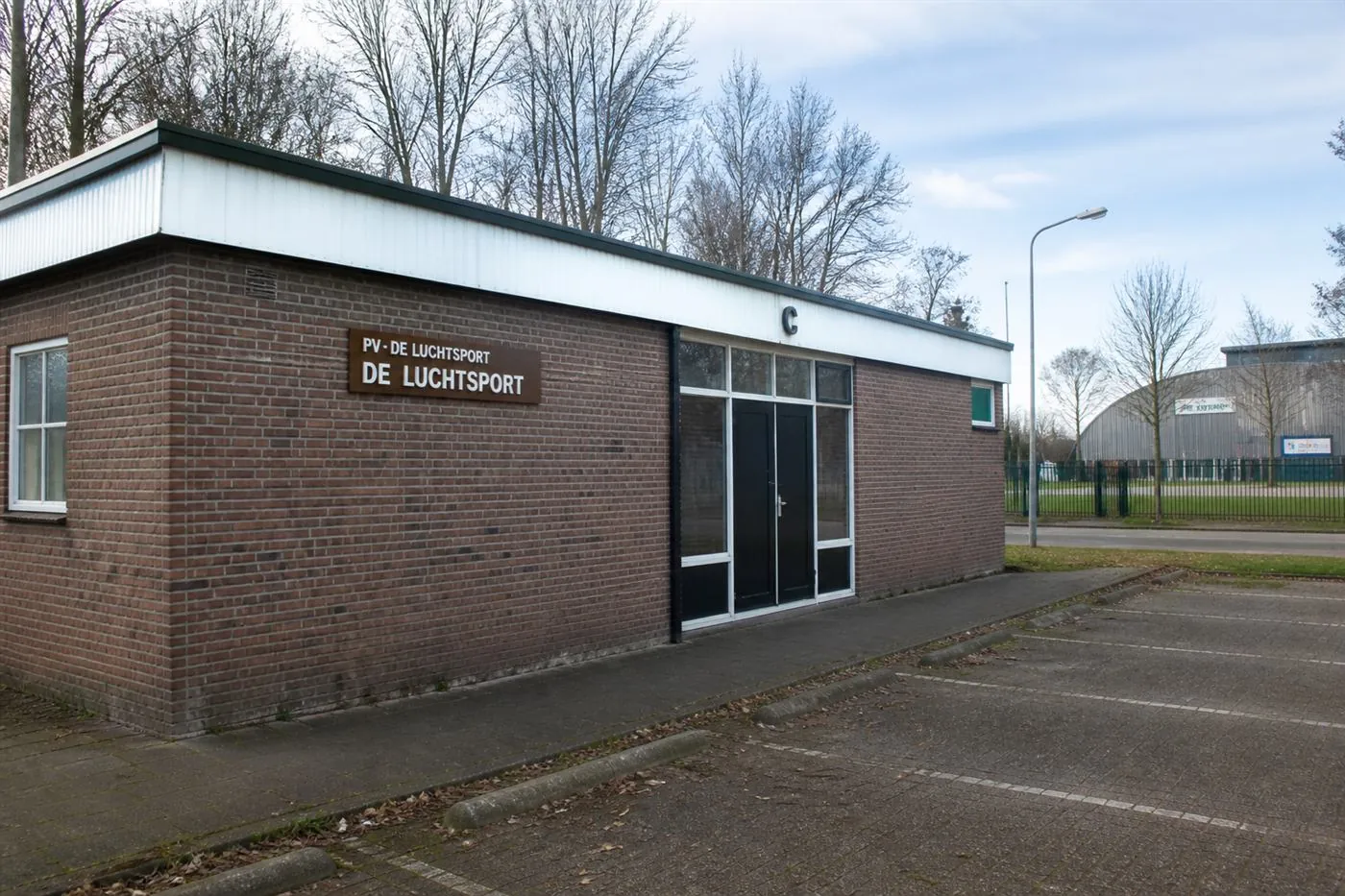 Clubgebouw van PV De Luchtsport aan de Stobbelaan 18 in Vroomshoop